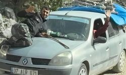 Görenler şaşkına döndü: Alanya’da kaputta tehlikeli yolculuk