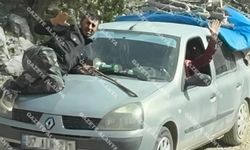 Görenler şaşkına döndü: Alanya’da kaputta tehlikeli yolculuk