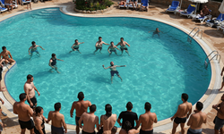 Alanya'da havuza giren adam kriz geçirdi