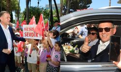 Alanya’dan gözyaşlarıyla uğurlandı: “Biz sizi çok sevdik” pankartı