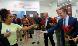 Alanya’da gelen turistler karanfillerle karşılandı