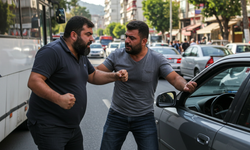 Alanya trafiğinde kavga: Otobüs şoförü ile sürücü birbirine girdi