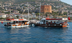 Alanya İskelesi'nde gezi tekneleri çarpıştı