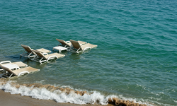 SON DAKİKA! Alanya’da zor anlar! Deniz yükseldi, sebebi deprem mi?