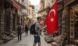 Alanya'da bayrağa saygısızlık! Yere indirdi, anında gözaltı…