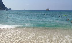 Alanya sahilleri sakinleşti: Yerliler gitti, yabancılar kaldı