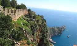 Alanya’da kayalıklardan aşağı atlayıp nefes kesti