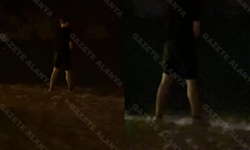 Alanya'nın en rahat insanı olabilir! Herkesin içinde sahile işedi