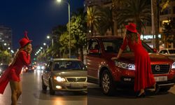 Alanya’da saçı olan erkekleri öptü, kellere 'Sen git' dedi