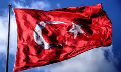 Türk bayrağı yangında yanmadı: "Ben yanarım, o yanmaz"