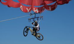 Alanya’da gökyüzünde bisiklet sürdü, nefesleri kesti