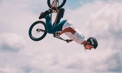 Alanya'da kırmızı ışıkta nefes kesen gösteri