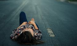 Alanya’da bir kadın yol ortasında uyudu