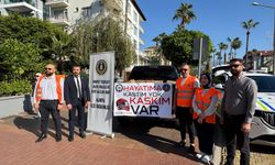 Alanya’da kasksız sürücülere kask hediye edildi