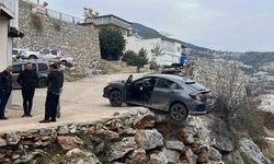 Alanya’da geri manevra yaptı, şarampolde asılı kaldı