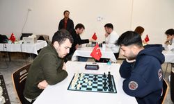 Sağlık çalışanları, satranç turnuvasında bir araya geldi