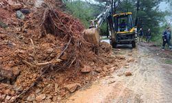 Taşkın suları tahliye ediliyor, bozulan yollar onarılıyor