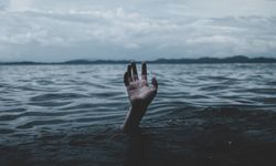 Belediye işçisi kendini sulara bıraktı