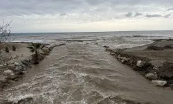 Alanya’da deniz kahverengiye döndü, yollar kapandı, kaza yaşandı