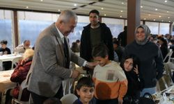 Başkan Özçelik, ilk iftarı vatandaşlarla birlikte yaptı