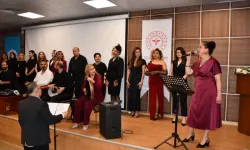 Alanya’da sağlıkçılardan konser: Neşter bıraktılar, mikrofonu kaptılar