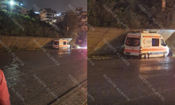 Alanya’da faciadan dönüldü: Ambulans binayı sırtladı!