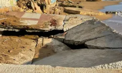 Alanya’da doğanın intikamı: Sahilde dalgalar betonu yerle bir etti