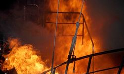 Alanya’nın komşusunda gezi teknesi kül oldu