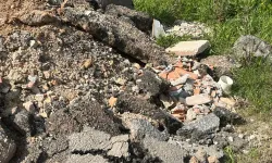 Alanya’da moloz dağları mahalleliyi isyan ettirdi