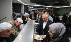 Alanya'da ezber bozan iftar: Yemek kuyruğunda başkan var!