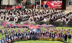 Alanya’da stadyum ve okullar kırmızı beyaza büründü