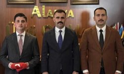 Alanya’da bayrak değişimi: Yeni başkan Mehmet Öz oldu