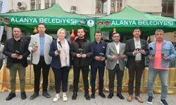 Alanyalılar sıraya girdi: Cuma Pazarı’nda ücretsiz dağıtıldı