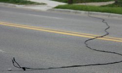 Alanya’da elektrik telleri yerde sürünüyor