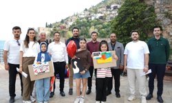 Alanya’da minik ellerin fırçasından 23 Nisan mucizesi