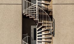 Mahmutlar’da yangın merdiveni krizi: Sakinler tedirgin