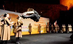 Kültürleri buluşturan dans ve müzik şöleni başladı