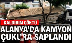 SON DAKİKA! Alanya’da kamyon çukura saplandı