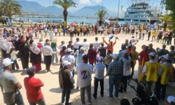 Alanya İskelesi’nde bayram havası: Şelale Meydanı inledi