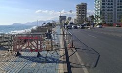 Alanya’da yayalar akan trafiğin ortasında kaldı