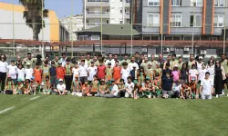 Sahada küçük eller, yüreklerde büyük Alanyaspor sevgisi