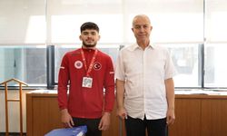 Dünya şampiyonu Çevik, Başkan Özçelik’in konuğu oldu