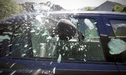 Öfke dolu anlar: Babasının otomobilini parçaladı