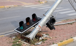 Alanya’daki kazada trafik ışıkları devrildi