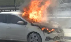 Seyir halindeki otomobil alev topuna döndü
