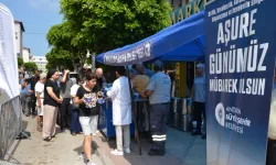 Alanya’da vatandaş ve turistlere aşure dağıtıldı