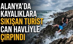 Alanya’da kayalıklara sıkışan turist can havliyle çırpındı