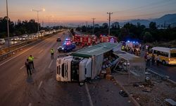 Kontrolden çıkan tır durağı biçti: 2 ölü