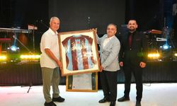 Alanya tek yürek oldu: Ünlü sanatçı, çocuklar için sahnedeydi