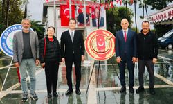 Alanya'da 103. yıl coşkusu, yağmura rağmen başladı
